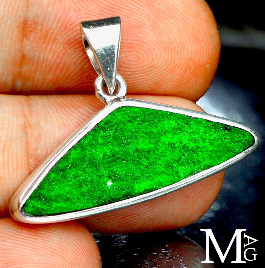Silver Pendant with Triangular Uvarovite from the Ural Mountains - Really Exclusive Italian Jewel - Altezza: 35 mm - Larghezza: 26 mm- 7 g #2.1