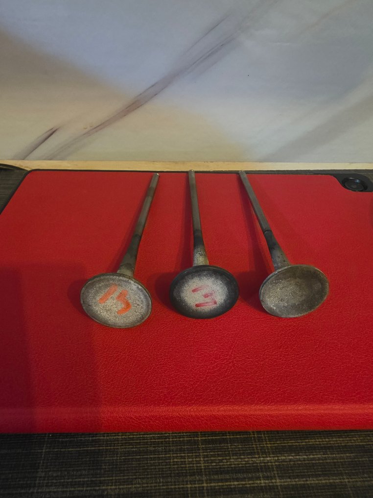 Car part (3) - Ferrari - Engine valves - After 2000 #1.0