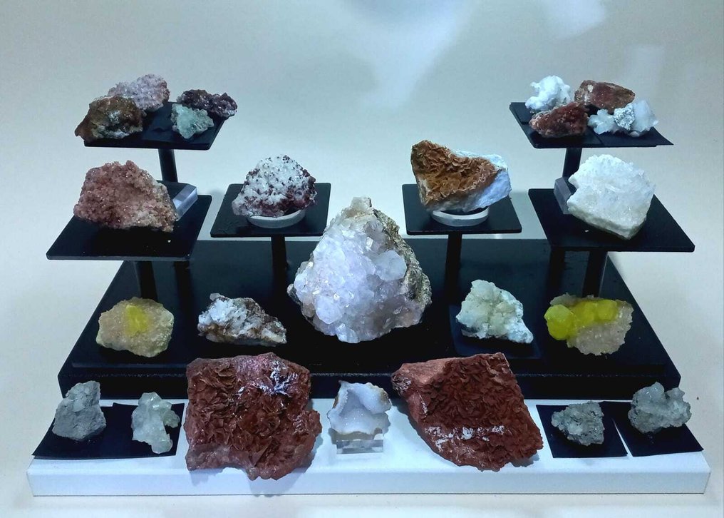 Mangano Calcite, Barite, Sulfur, Aragonite, Chalcedony, Vanadinite, Quartz, Albite, Epidote. Mineral Collection - Height: 60 cm - Width: 60 cm- 1450 g - (24) #1.0