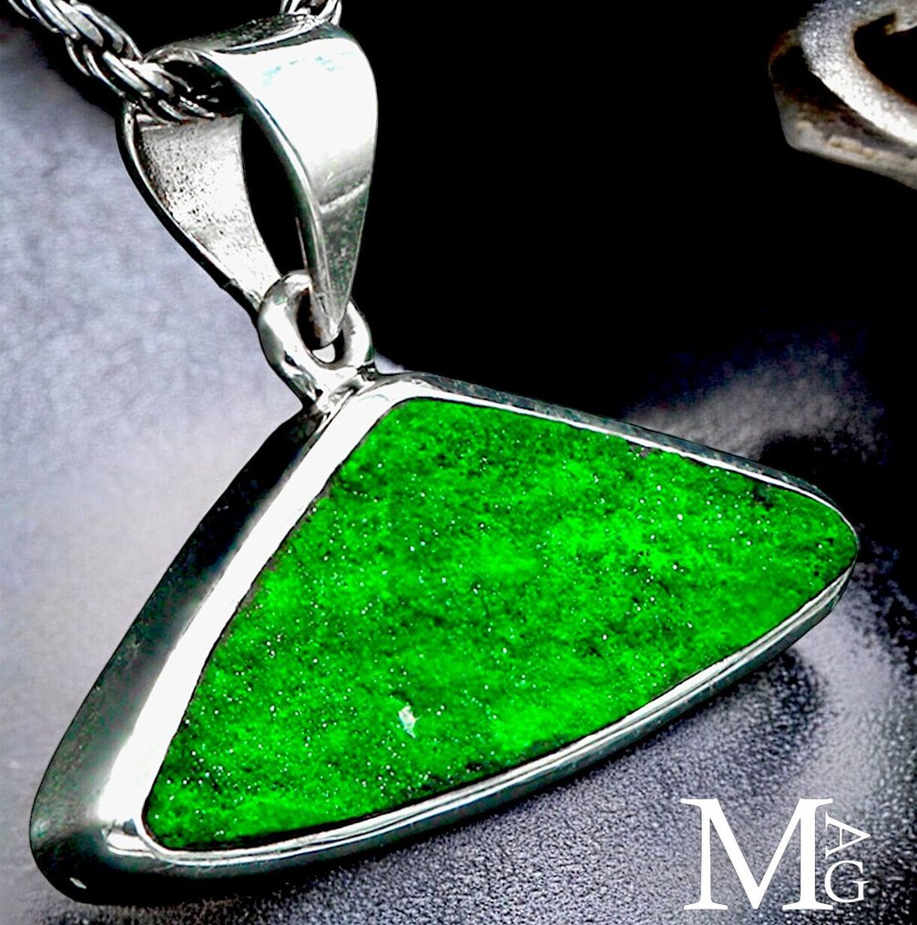 Silver Pendant with Triangular Uvarovite from the Ural Mountains - Really Exclusive Italian Jewel - Altezza: 35 mm - Larghezza: 26 mm- 7 g #1.0