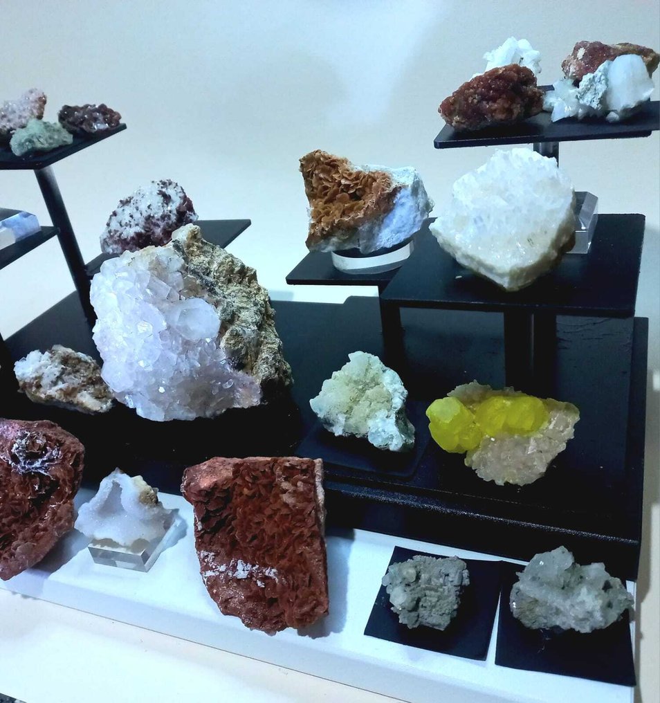 Mangano Calcite, Barite, Sulfur, Aragonite, Chalcedony, Vanadinite, Quartz, Albite, Epidote. Mineral Collection - Height: 60 cm - Width: 60 cm- 1450 g - (24) #4.3