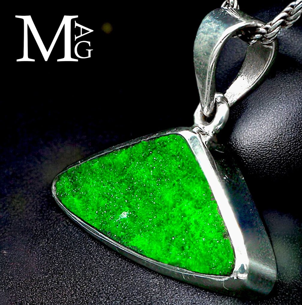 Silver Pendant with Triangular Uvarovite from the Ural Mountains - Really Exclusive Italian Jewel - Altezza: 35 mm - Larghezza: 26 mm- 7 g #3.2