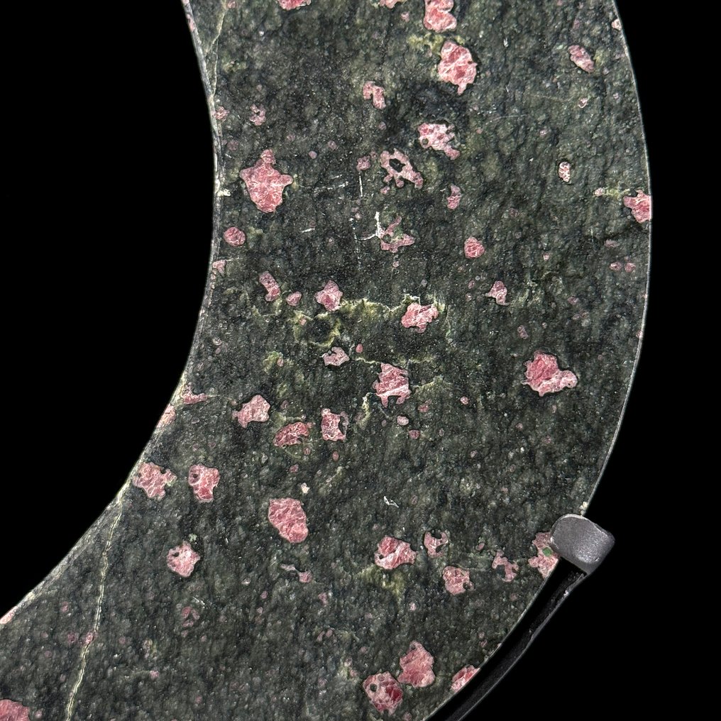 NO RESERVE PRICE - Wonderful Ruby Zoisite Crescent Moon-Shaped  on a custom stand - Height: 27.7 cm - Width: 15.2 cm- 1600 g - (1) #4.3