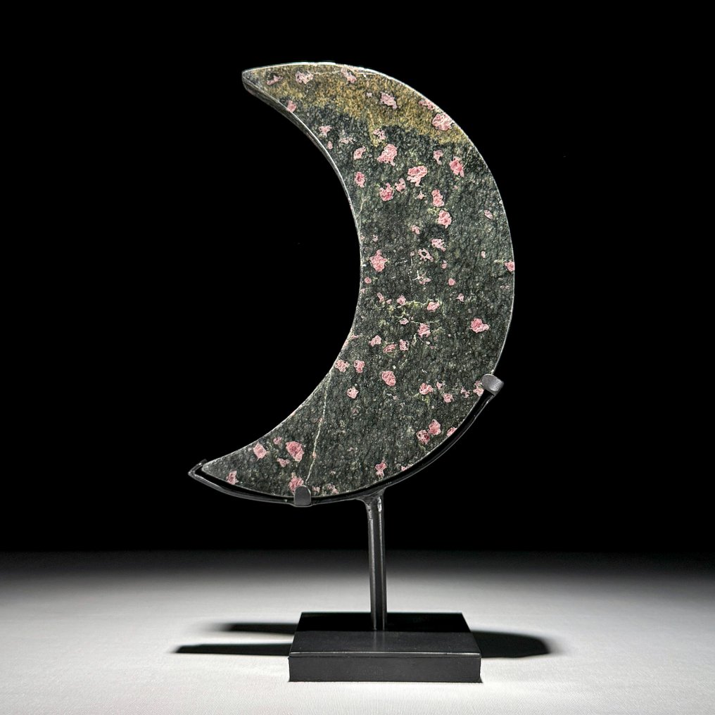 NO RESERVE PRICE - Wonderful Ruby Zoisite Crescent Moon-Shaped  on a custom stand - Height: 27.7 cm - Width: 15.2 cm- 1600 g - (1) #2.1