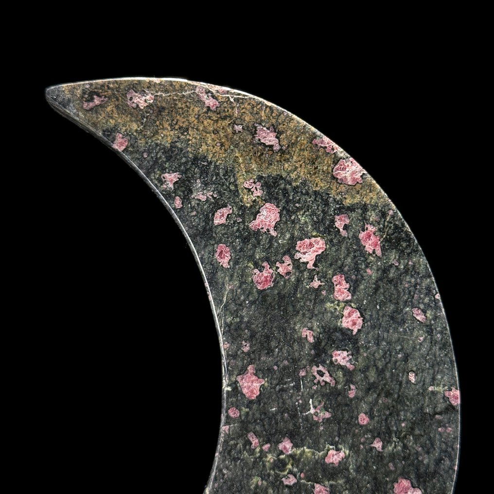 NO RESERVE PRICE - Wonderful Ruby Zoisite Crescent Moon-Shaped  on a custom stand - Height: 27.7 cm - Width: 15.2 cm- 1600 g - (1) #3.2