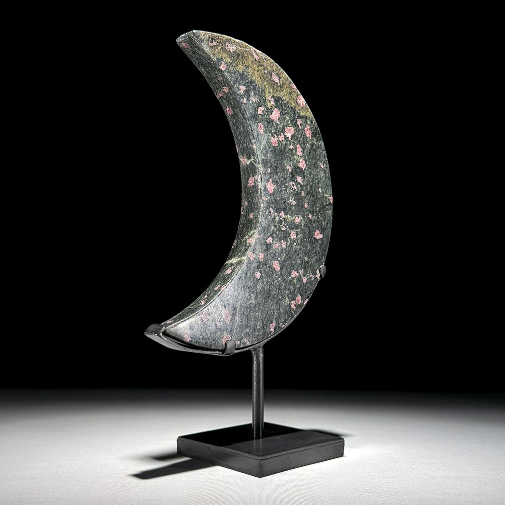 NO RESERVE PRICE - Wonderful Ruby Zoisite Crescent Moon-Shaped  on a custom stand - Height: 27.7 cm - Width: 15.2 cm- 1600 g - (1) #1.0
