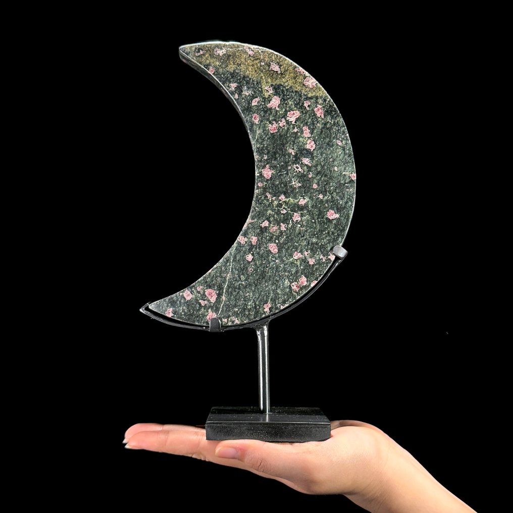 NO RESERVE PRICE - Wonderful Ruby Zoisite Crescent Moon-Shaped  on a custom stand - Height: 27.7 cm - Width: 15.2 cm- 1600 g - (1) #1.0