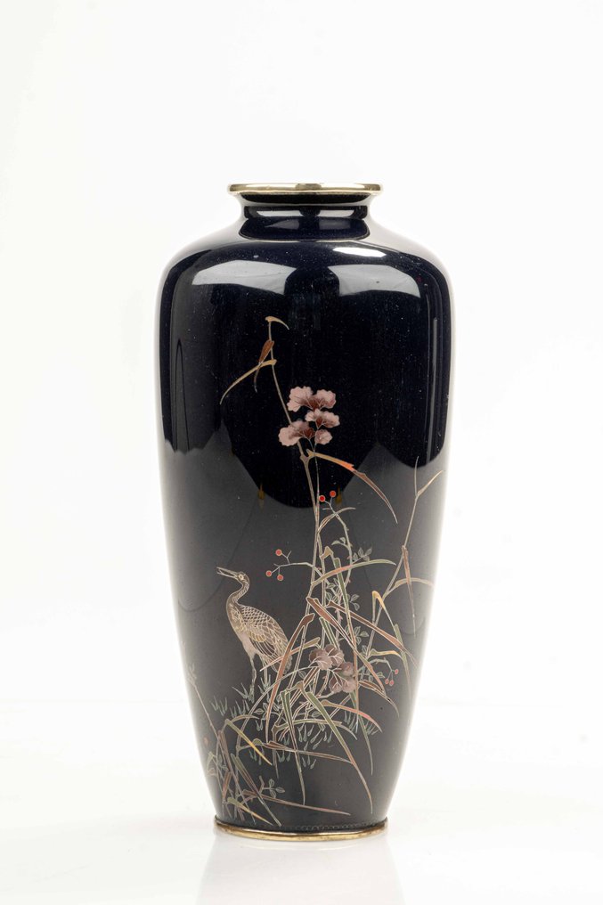 花瓶 - 搪瓷, 一只深蓝色底部景泰蓝花瓶，描绘有鹤和竹子，置于河边。 - 日本 - 明治时期（19世纪后期） #1.0