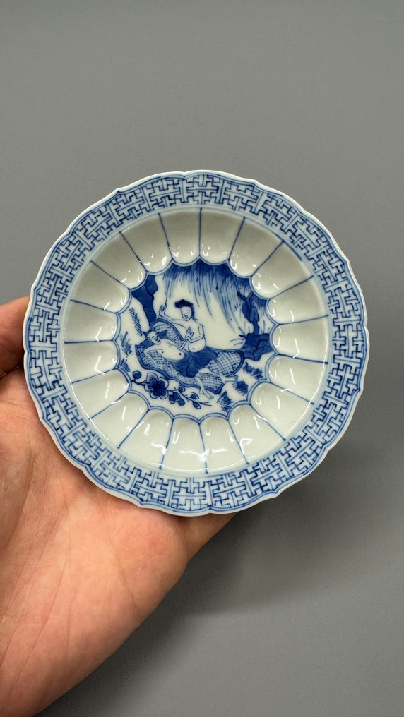 Κούπα και πιατάκι σε σχήμα λωτού, μπλε και λευκό, ερωτικά. - Πορσελάνη - Κίνα - Kangxi (1662-1722) #1.0