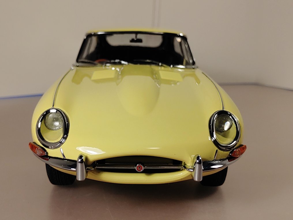 Kyosho 1:18 - 模型運動車 - Jaguar E-Type (RHD) V12 Coupé 1961 - Geel #2.1