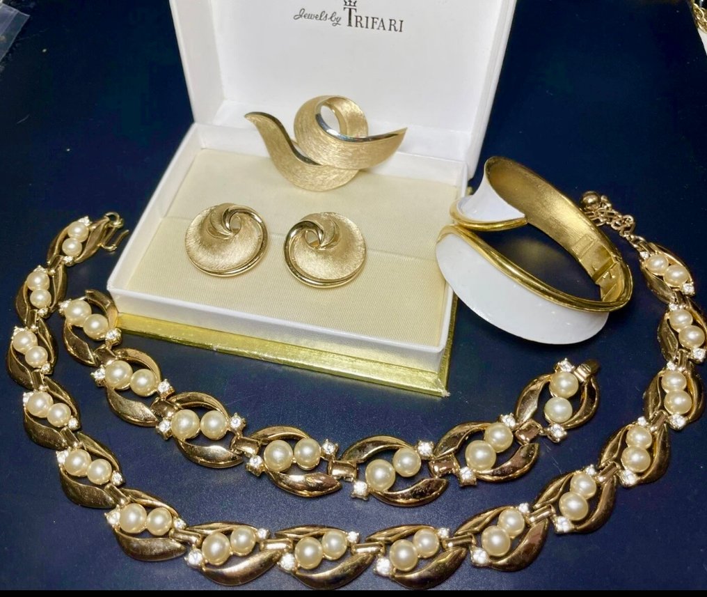 Θεματική συλλογή - Συλλογή κοσμημάτων (αλυσίδες, σκουλαρίκια, καρφίτσα, βραχιόλι) - trifari #1.0