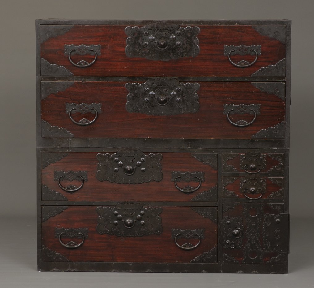 Ντουλάπι με συρτάρια. - Σίδερο (χυτό / σφυρήλατο), ξύλο Kiri (paulownia) - Ιαπωνία - Το δεύτερο μισό του 19ου αιώνα (πρώιμη περίοδος Μεϊζι). #1.0