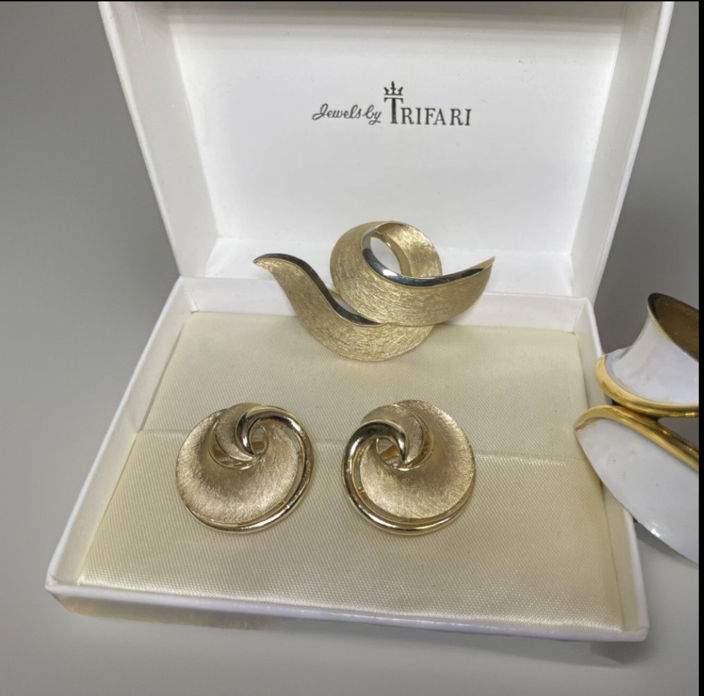 Θεματική συλλογή - Συλλογή κοσμημάτων (αλυσίδες, σκουλαρίκια, καρφίτσα, βραχιόλι) - trifari #1.0