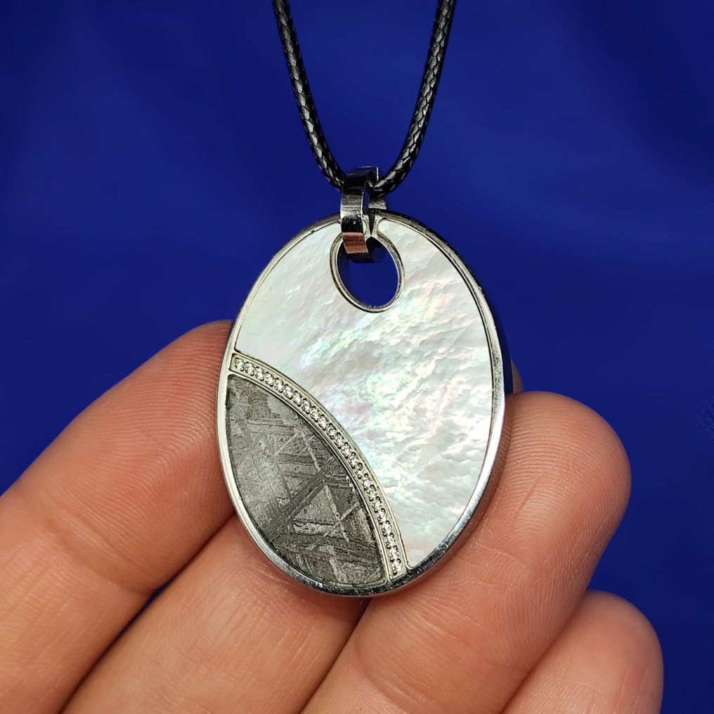 Meteoriet hanger. MUONIONALUSTA (Zweden, 1906) + parelmoer. Rvs-hanger - 16 g #2.1