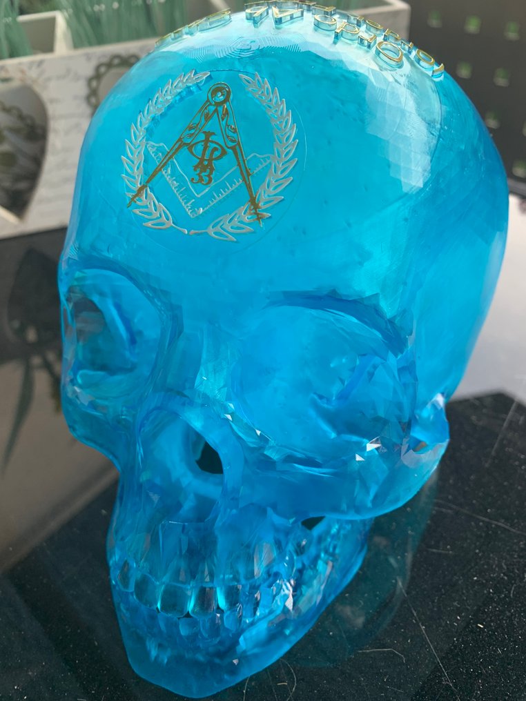 Germania - Secrete sub albastru – Cap de schelet masonic din cristal albastru, lucrat manual, ediție limitată a - Accesorii militare - 2025 #1.0