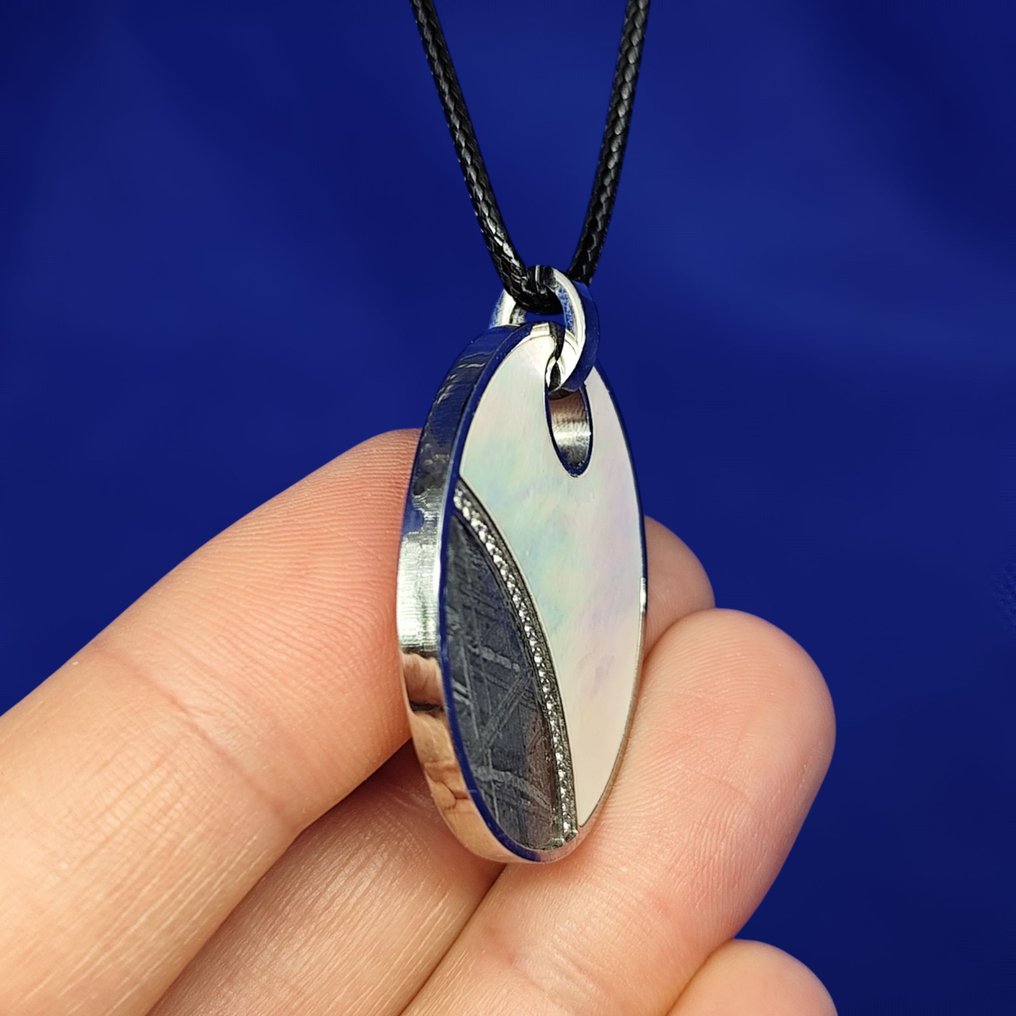 Meteoriet hanger. MUONIONALUSTA (Zweden, 1906) + parelmoer. Rvs-hanger - 16 g #3.2