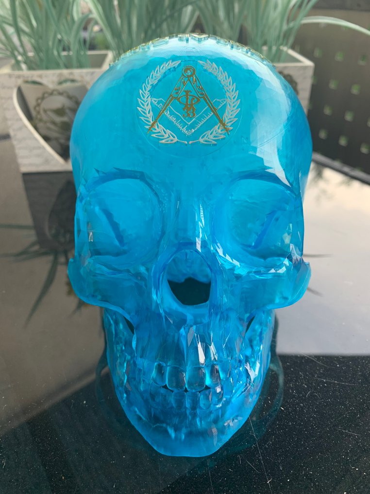 Germania - Secrete sub albastru – Cap de schelet masonic din cristal albastru, lucrat manual, ediție limitată a - Accesorii militare - 2025 #1.0