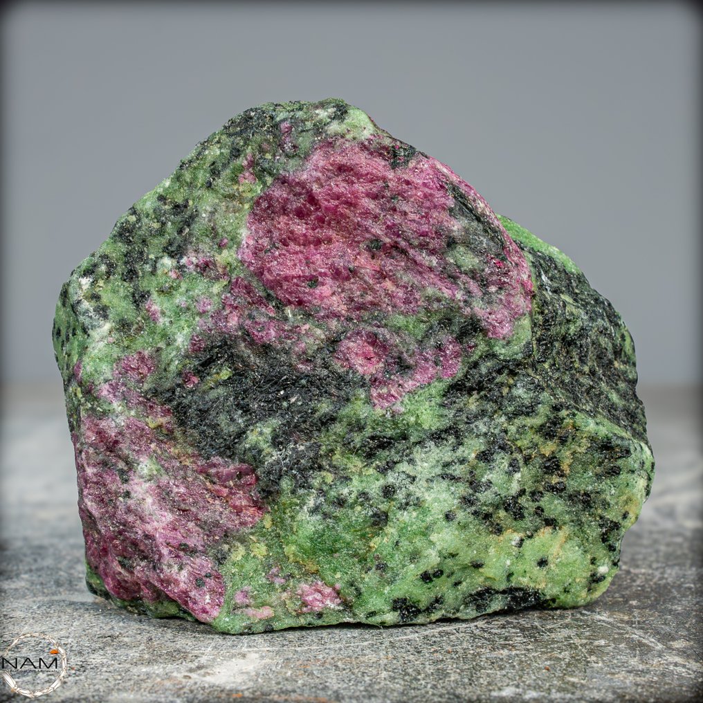 坦桑尼亚黝帘石晶体中的天然红宝石 – 自然的杰作- 669.35 g #1.0