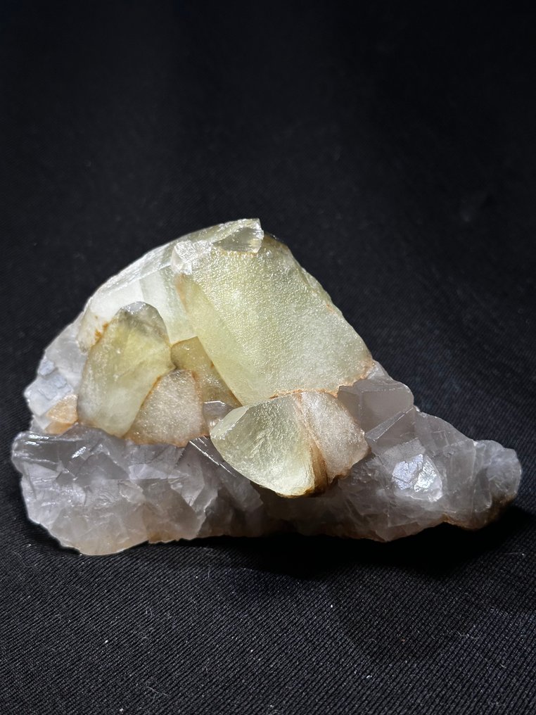 Yellow-black calcite on fluorite. Crystals on matrix - Height: 150 mm - Width: 113 mm- 1279 g - (1) #1.0