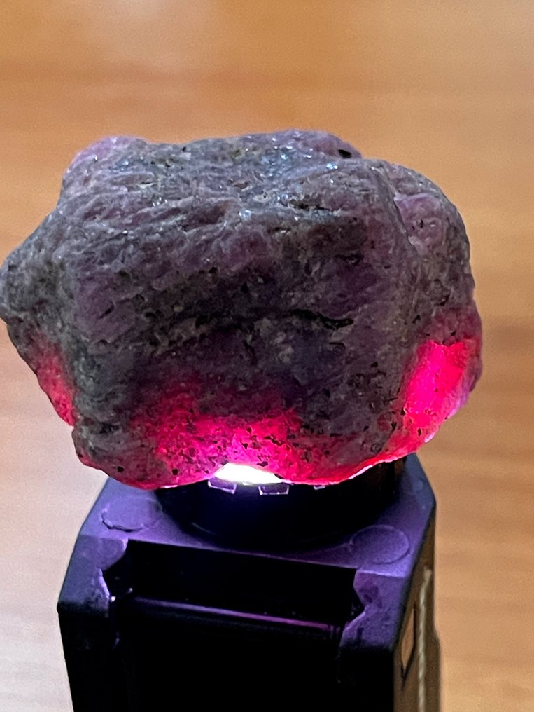 红宝石 未加工。275.5 克拉 巨型莫桑石红宝石晶体。百分百天然 - 高度: 40 mm - 宽度: 26 mm- 55.1 g #1.0