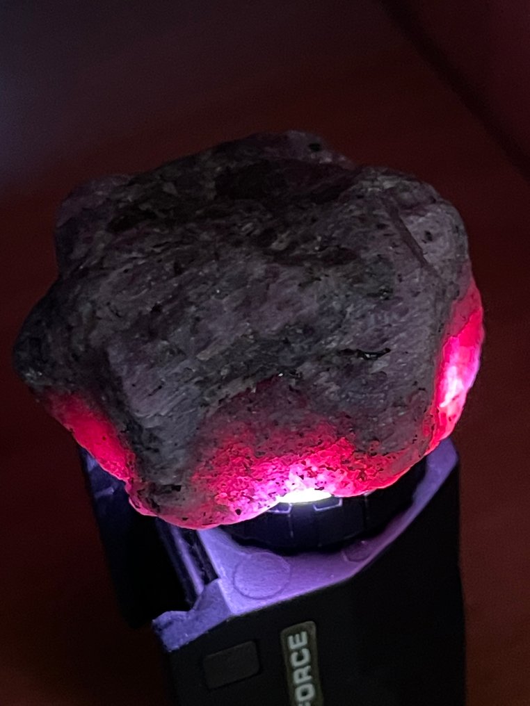 红宝石 未加工。275.5 克拉 巨型莫桑石红宝石晶体。百分百天然 - 高度: 40 mm - 宽度: 26 mm- 55.1 g #4.3