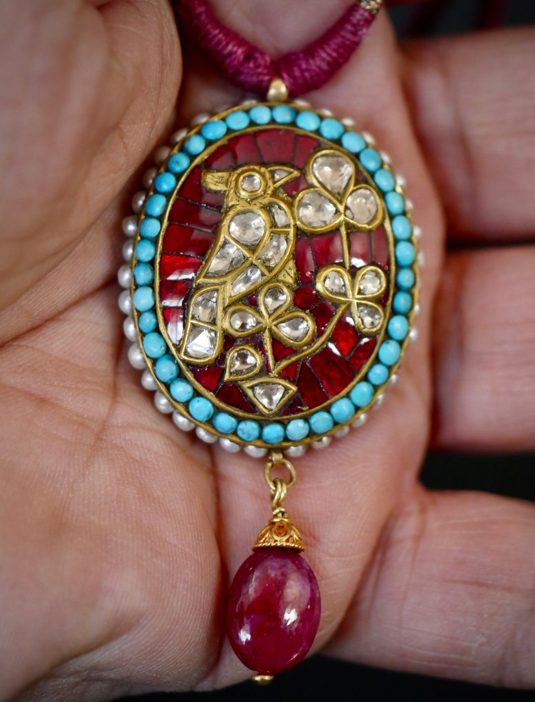 Timantti - Kaksipuolinen ovaali riipus 22 kt kultaa, timantteja, turkikiveä, helmiä ja spinellia, Intia, - Riipus #3.2