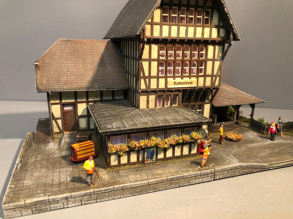 Kibri, Noch, Preiser H0轨 - 39364 - 模型火车建筑物 (1) - 科滕福斯特站的照明、风化效果、雕塑、彩绘和绿色元素。 #1.0