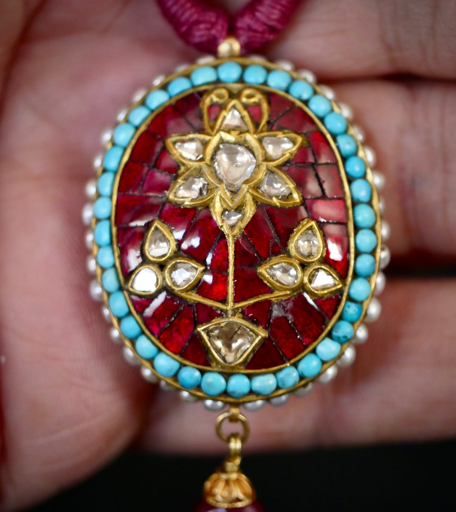 Timantti - Kaksipuolinen ovaali riipus 22 kt kultaa, timantteja, turkikiveä, helmiä ja spinellia, Intia, - Riipus #4.3