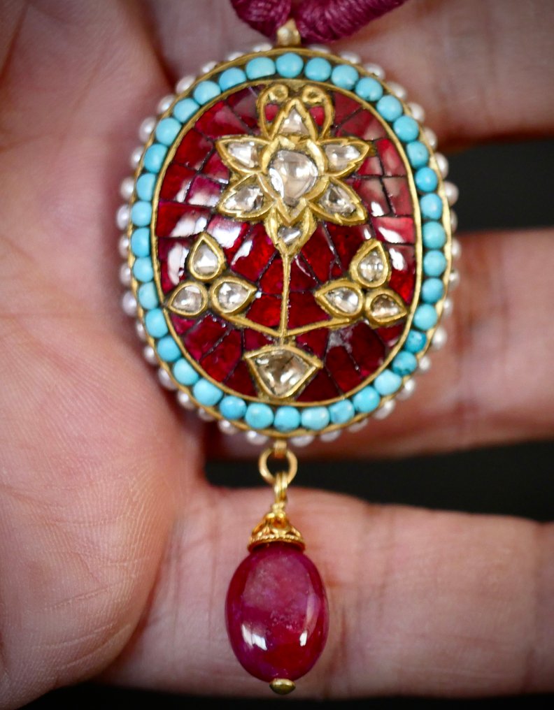 Timantti - Kaksipuolinen ovaali riipus 22 kt kultaa, timantteja, turkikiveä, helmiä ja spinellia, Intia, - Riipus #1.0