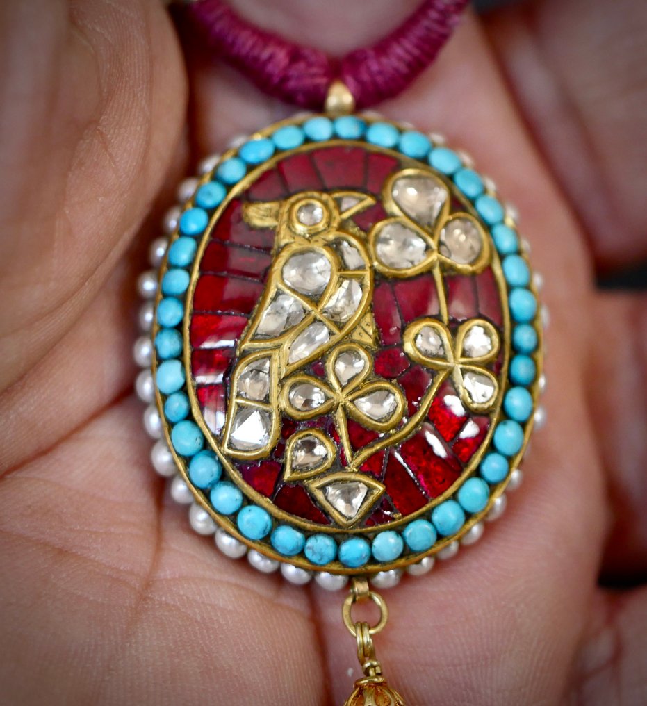 Timantti - Kaksipuolinen ovaali riipus 22 kt kultaa, timantteja, turkikiveä, helmiä ja spinellia, Intia, - Riipus #2.1