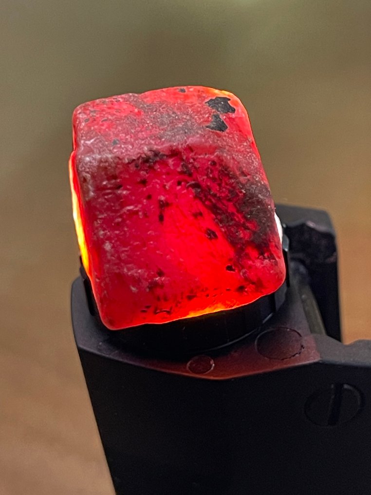 Ruby 粗糙的惊艳水晶！顶级红宝石色。95.6 克拉。百分之百天然且特别的红宝石。 - 高度: 22 mm - 闊度: 18 mm- 19.12 g #2.1