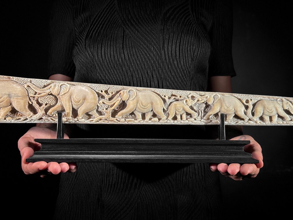 NO RESERVE PRICE - Extra Large Carved Swordfish Tusk on stand - Elephants Motif - Rostrum on stand - Xiphias Gladius - 14 cm - 92 cm - 6 cm- Non-CITES species -  (1) #2.1