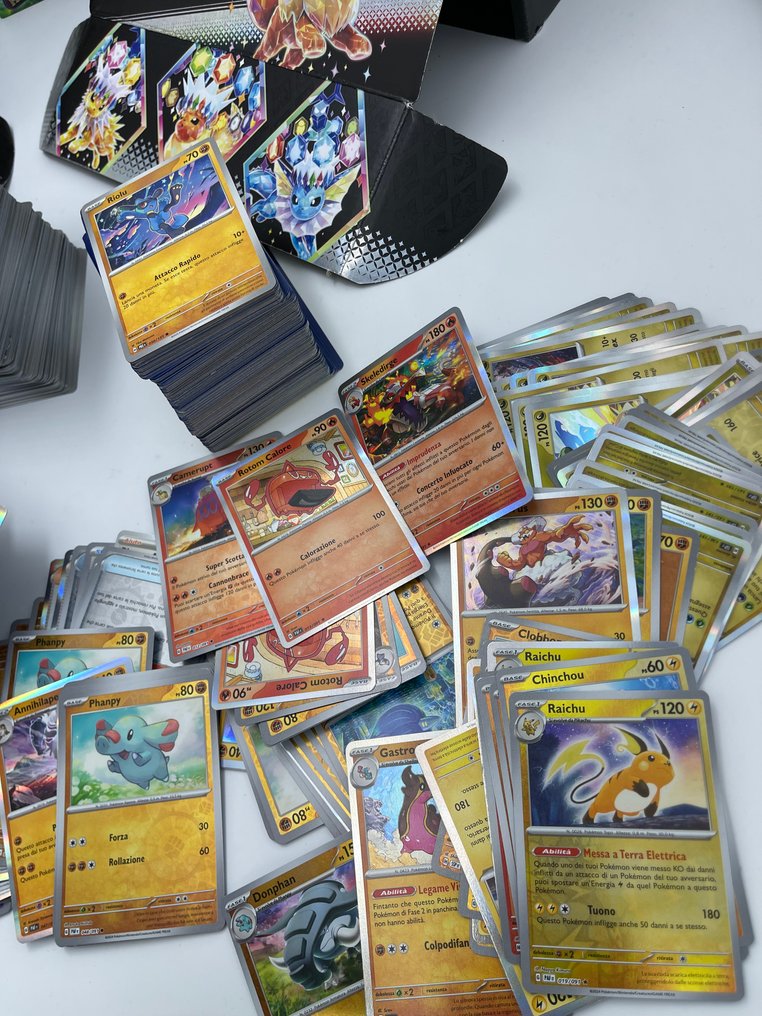 Pokémon - 2000 Mixed collection - Scarlet & Violet - Journey Together, Shrouded Fable, Temporal Forces, Paldea Evolved, Paldean Fates, Destined Rivals, Stellar Crown, Prismatic Evolutions, Scarlet & Violet 151, Obsidian Flames, Twilight Masquerade, Scarlet & Violet Base Set, Surging Sparks, Paradox Rift #2.1