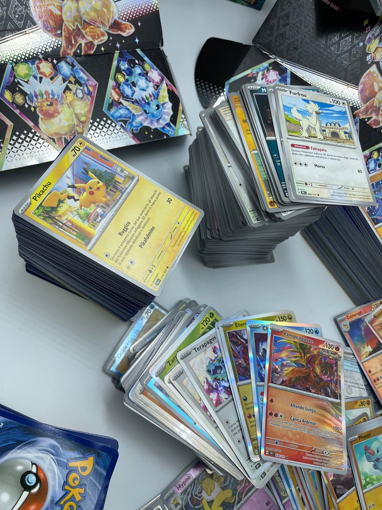 Pokémon - 2000 Mixed collection - Scarlet & Violet - Journey Together, Shrouded Fable, Temporal Forces, Paldea Evolved, Paldean Fates, Destined Rivals, Stellar Crown, Prismatic Evolutions, Scarlet & Violet 151, Obsidian Flames, Twilight Masquerade, Scarlet & Violet Base Set, Surging Sparks, Paradox Rift #4.3