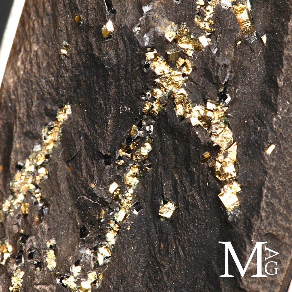 An Exclusive Collection of Unique and Refined Pieces - Modern Sterling Silver Cuff with Pyrite in - Altezza: 47 mm - Larghezza: 50 mm- 41 g #2.1