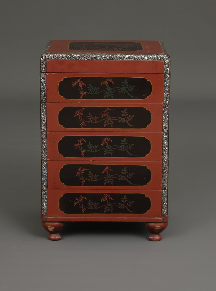 Jûbako 重箱（层叠式餐盒） - 漆木，镀金漆，珍珠母 - 日本 - 明治时期，大约在1900年左右 #1.0