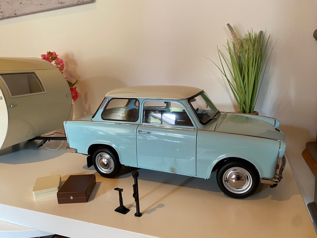 Hachette 1:8 - Modelbil - Trabant 601 mit Würdig 301 deluxe #1.0