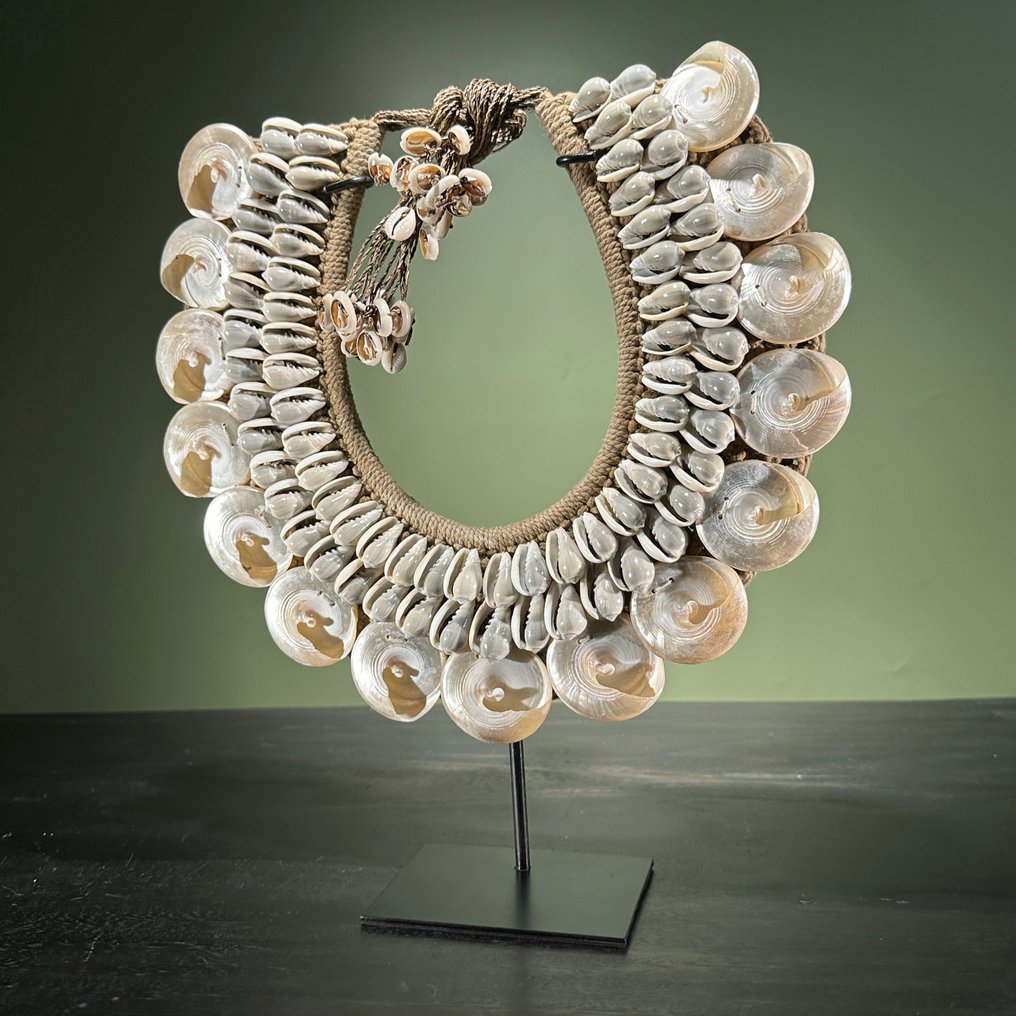 装饰饰品 - NO RESERVE PRICE - SN21 - Decorative shell necklace on a custom stand - Iatmul style - 巴布亚新几内亚 #1.0