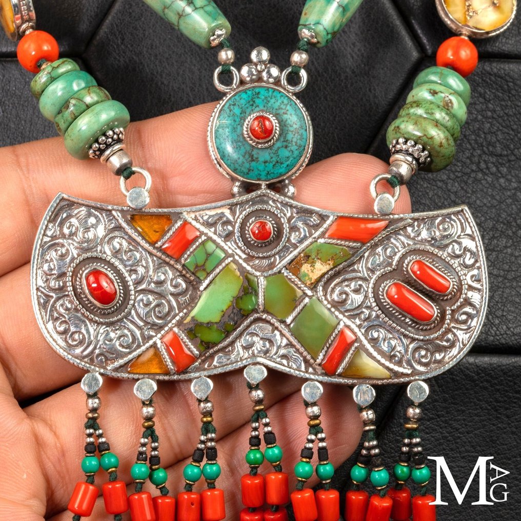民族杰作 - 红珊瑚、琥珀、喜马拉雅绿松石（Howlite） - 传统藏银 - 高度: 580 mm - 宽度: 149 mm- 155 g #1.0