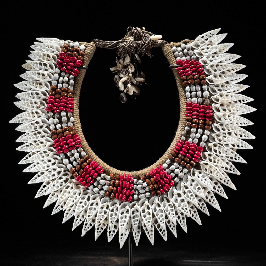 Διακοσμητικό στολίδι - NO RESERVE PRICE - SN4 - Decorative Shell Necklace on a custom stand - Παπούα Νέα Γουινέα #3.2