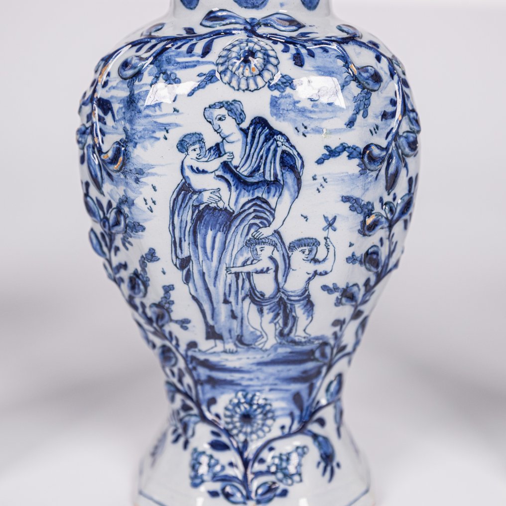 Een 5-delig kaststel, Maria met kind,  Pieter van den Briel, eigenaar ’t Fortuyn (1753-1759) - Vase  - Steingods #2.1
