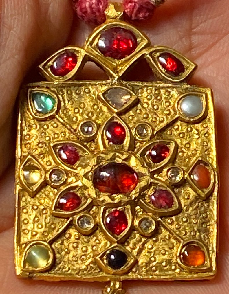 尖晶石 - 稀有的19世纪印度22克拉黄金纳瓦拉特纳吊坠，镶嵌宝石和马纳卡里彩绘。 - 吊坠 - Navaratna（九颗宝石） #1.0