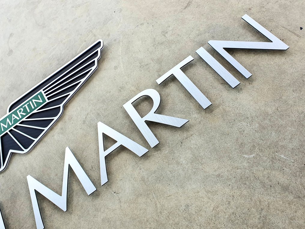 标志壁画铝材* - 大尺寸180厘米! – 专业版 – 黑色碳纤维饰面 - Aston Martin #2.1