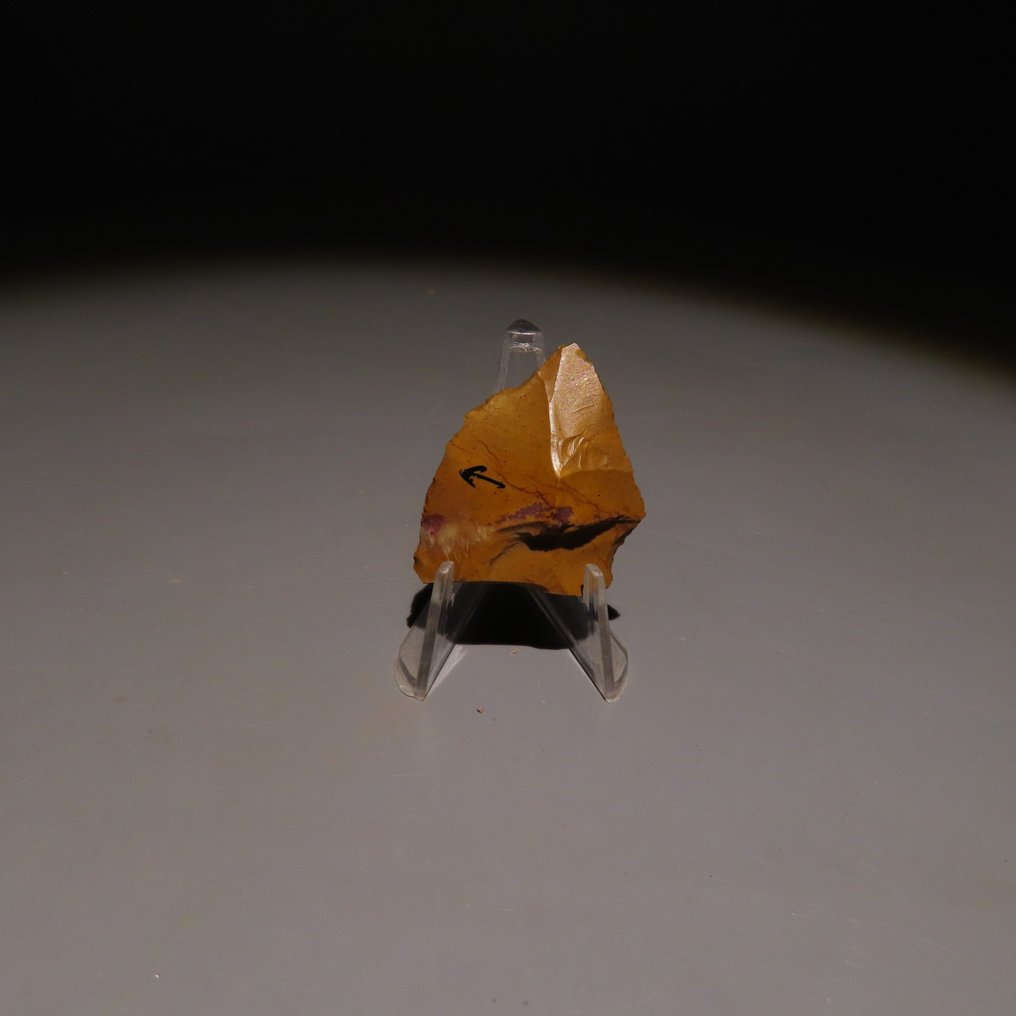 Paleolitico Pietra Focaia Strumento in pietra o ascia di Fontmaure (Francia). Circa 300.000 - 40.000 a.C. altezza di 2,8 cm. #1.0