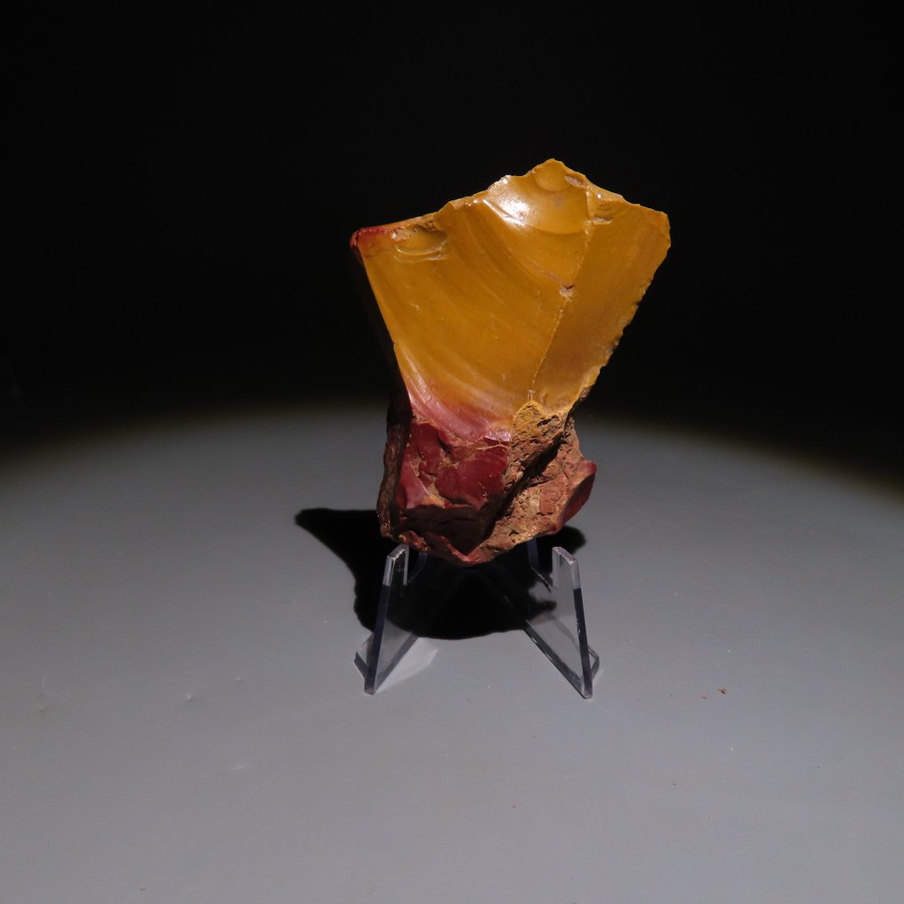 旧石器时代 燧石 来自法国Fontmaure的斧头或石器工具。约公元前300,000年至40,000年。高6.5厘米。 (没有保留价) #1.0