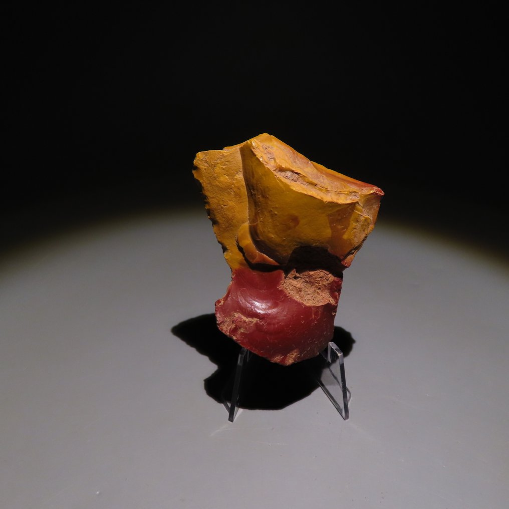 旧石器时代 燧石 来自法国Fontmaure的斧头或石器工具。约公元前300,000年至40,000年。高6.5厘米。 (没有保留价) #2.1