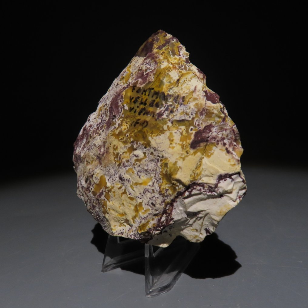 Paleolithisch Vuursteen Bijl of stenen werktuig uit Fontmaure (Frankrijk). Ca. 300.000 - 40.000 v.Chr. Hoogte 6,5 cm.  (Zonder Minimumprijs) #1.0