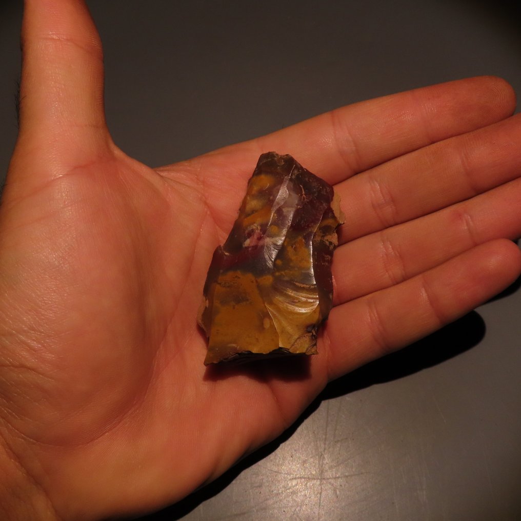 Paleolithic Flint Axe or stone tool from Fontmaure (France). Ca. 300.000 - 40.000 BC. 6.5 cm height.  (No reserve price) #4.3