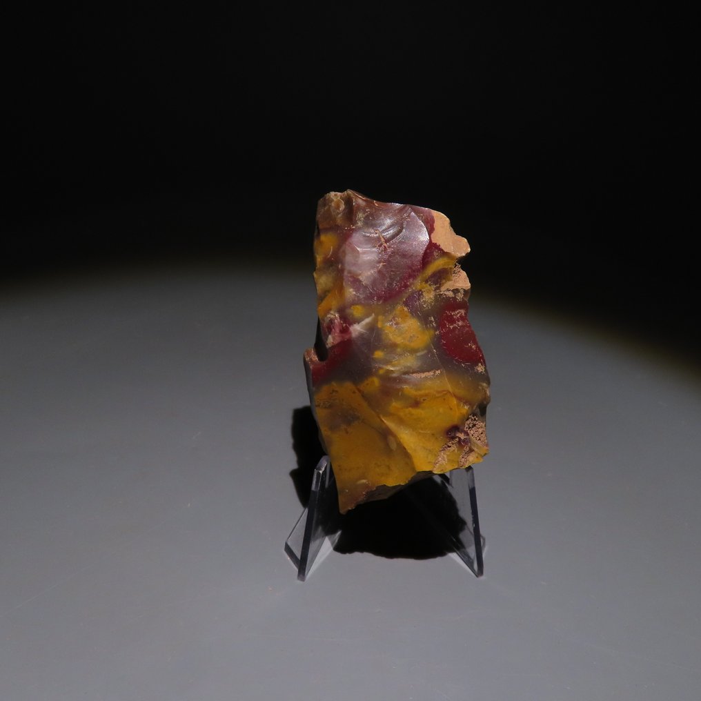 Paleolithic Flint Axe or stone tool from Fontmaure (France). Ca. 300.000 - 40.000 BC. 6.5 cm height.  (No reserve price) #1.0