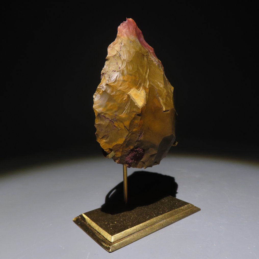 Paleolithic Flint Axe or stone tool from Fontmaure (France). Ca. 300.000 - 40.000 BC. 8.3 cm height. #2.1